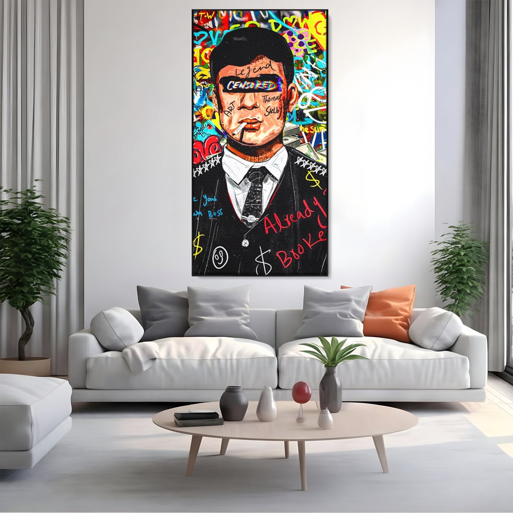 Tablou canvas cu tablou canvas cu personaj tip tommy shelby, in rama de aluminiu negru, pe perete intr-un living